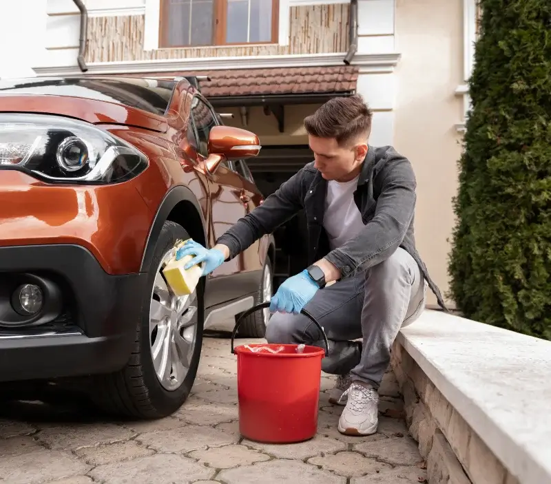 Lavage auto à domicile Saint-Pierre-Eynac : professionnel intervenant sur un véhicule